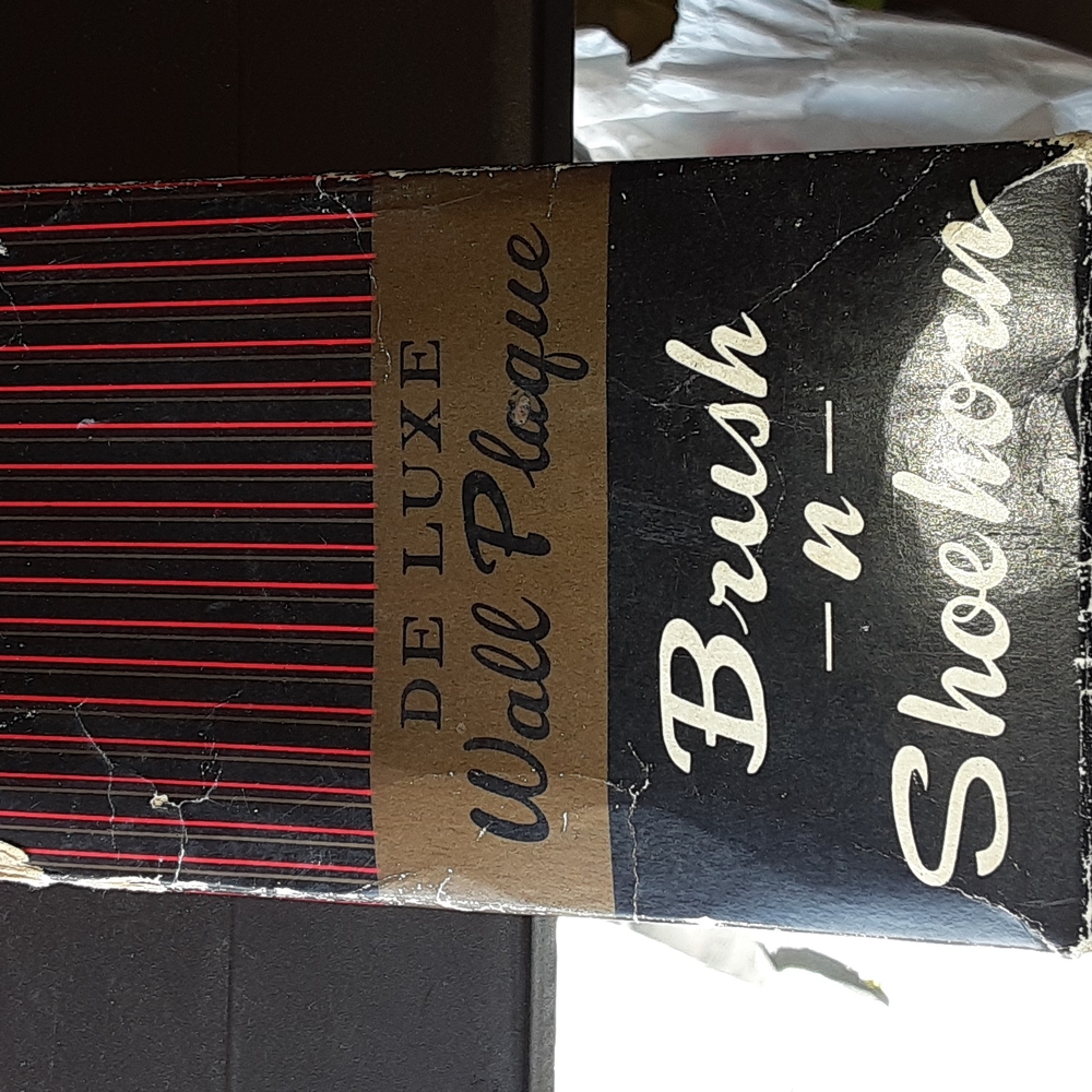 DELUXE WALL PLAQUE BRUSH & SHOEHORN NEW IN PACKAGE